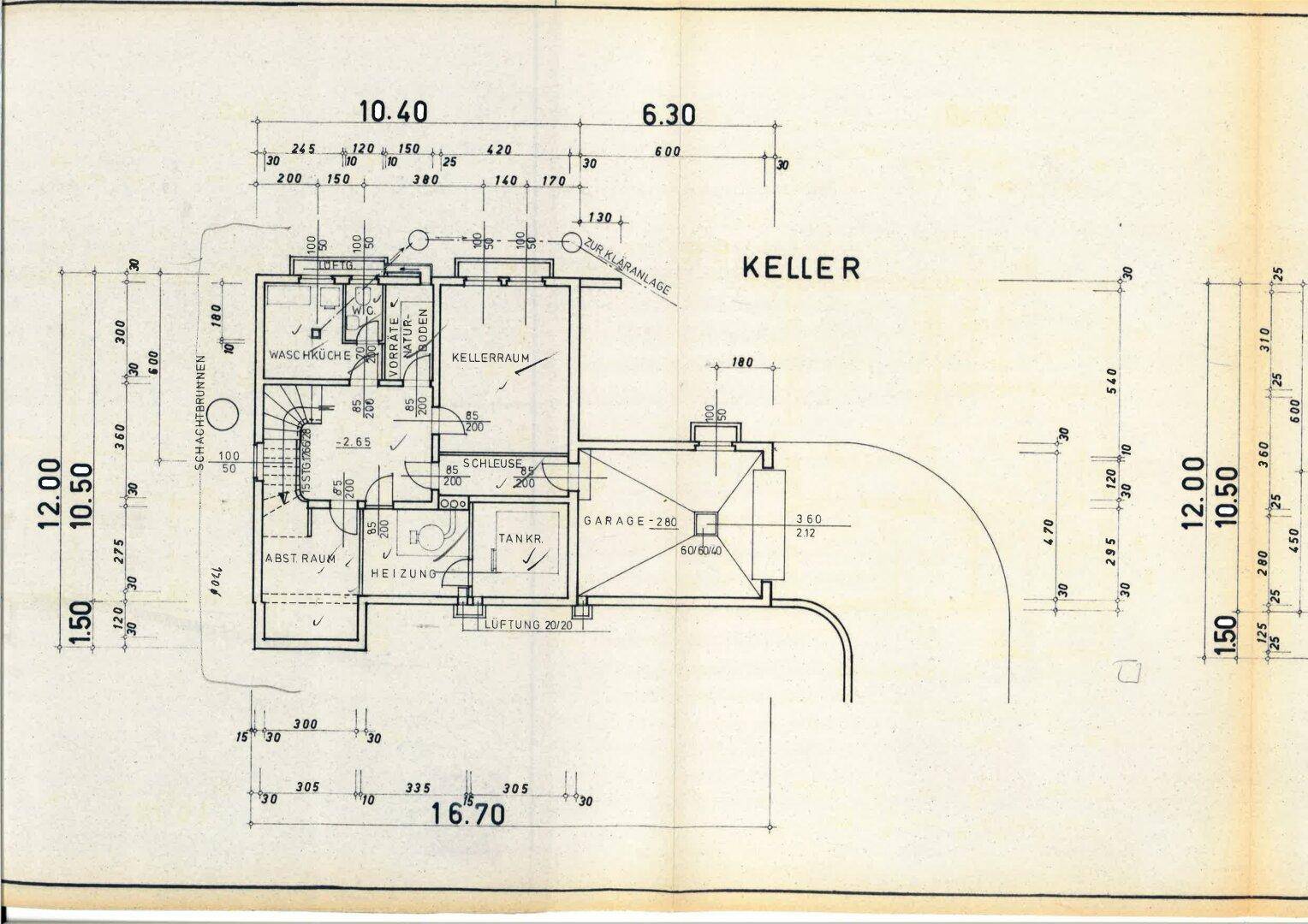 Grundriss des Kellergeschosses mit Waschküche, Heizraum und Garage.