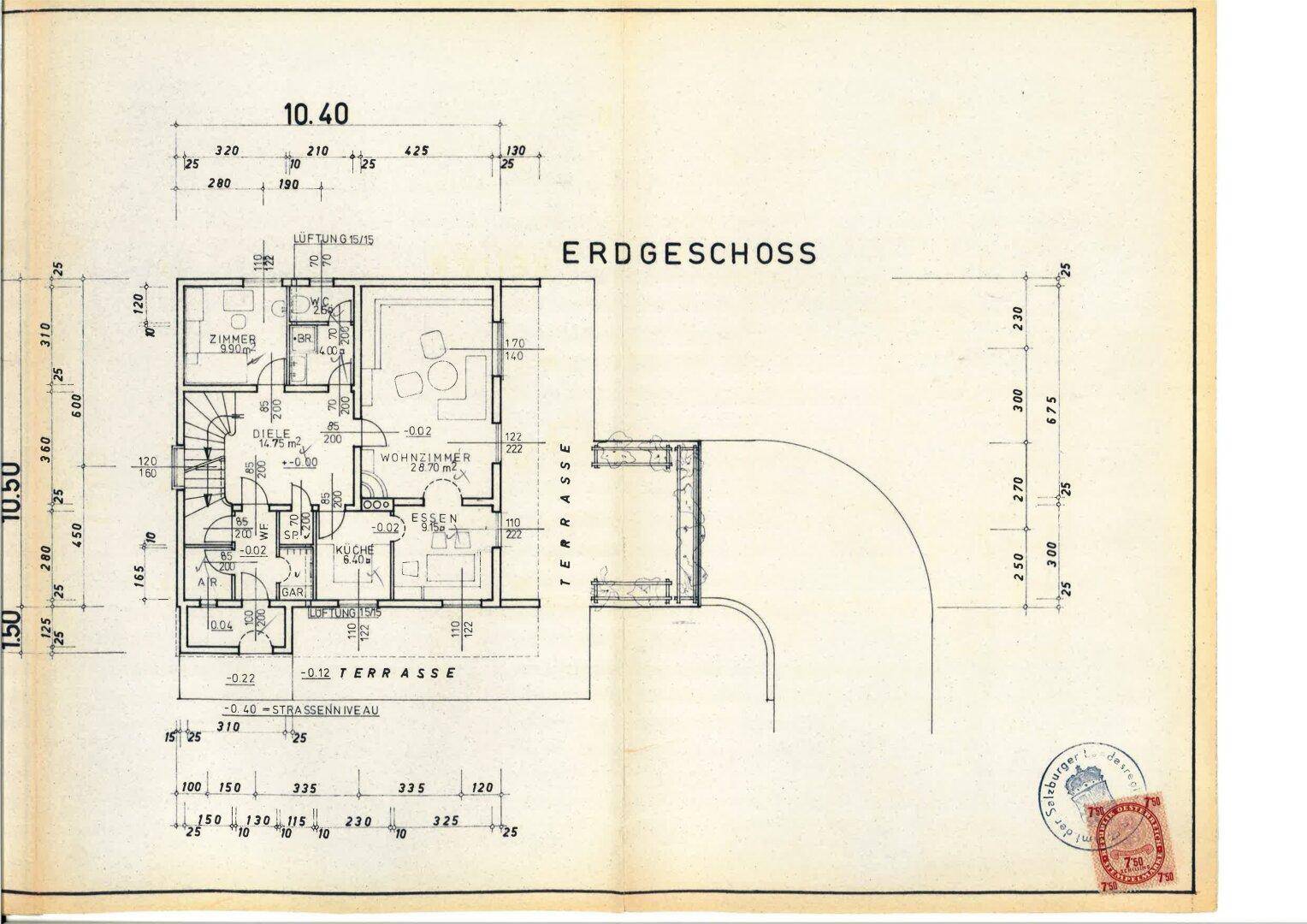 Grundriss des Erdgeschosses mit Wohnzimmer, Essbereich, Küche und Terrasse.