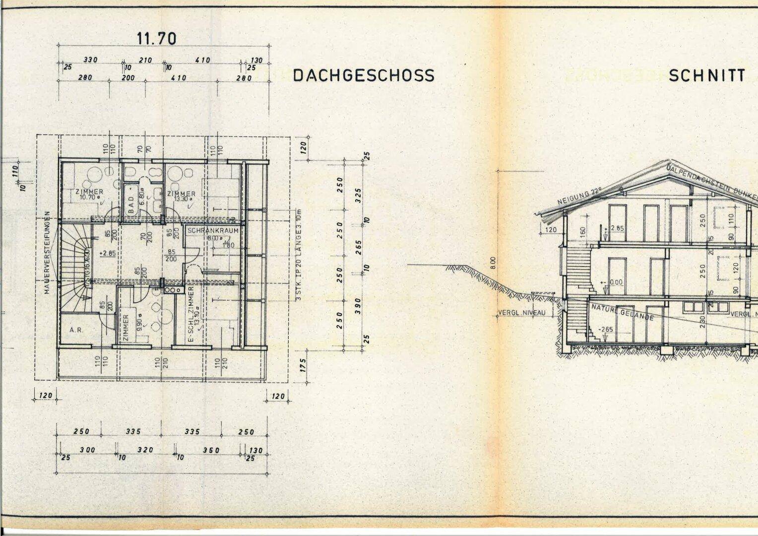 Grundriss des Dachgeschosses mit Schlafzimmern, Bädern und einem Schnitt durch das Gebäude.