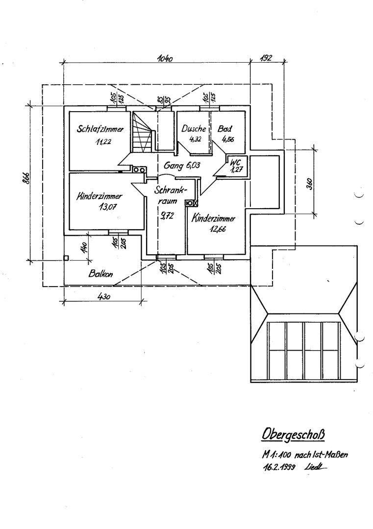 Grundriss des Obergeschosses mit Schlafzimmer, Kinderzimmern, Bad und Balkon.