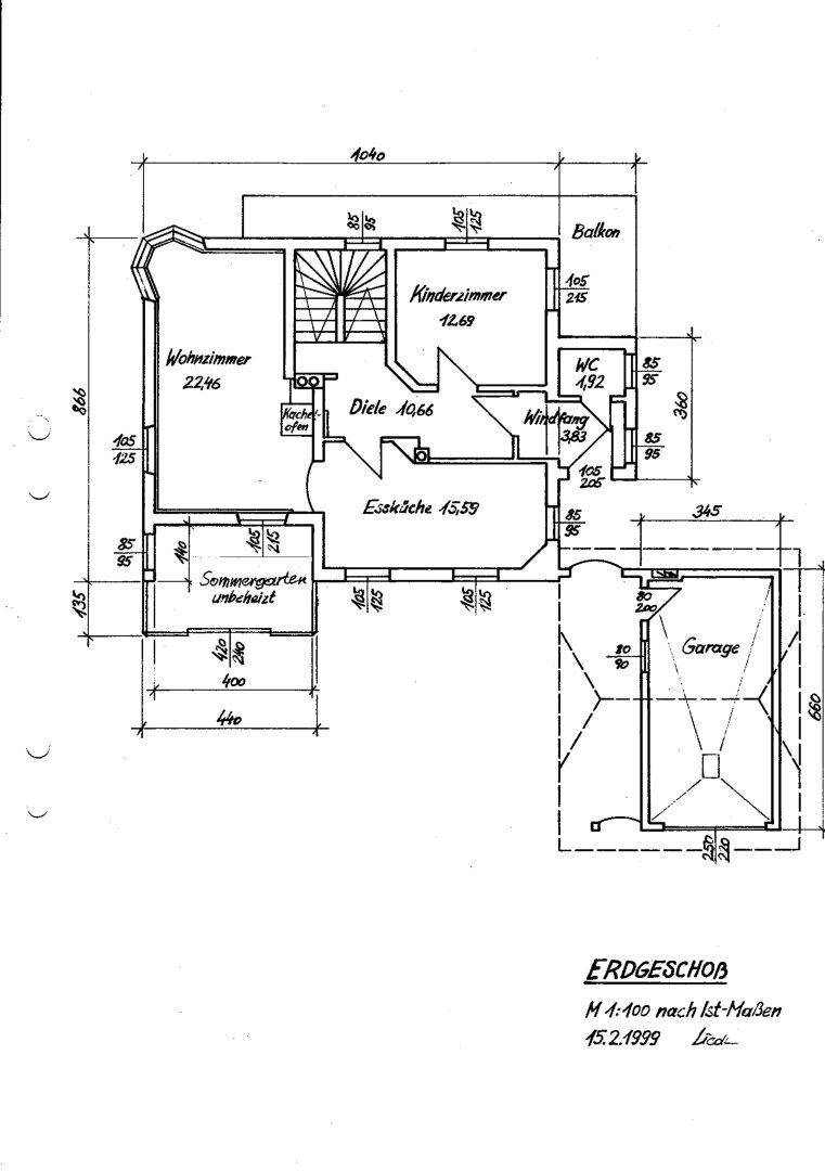 Grundriss des Erdgeschosses mit Wohnzimmer, Essküche, Kinderzimmer und Garage.