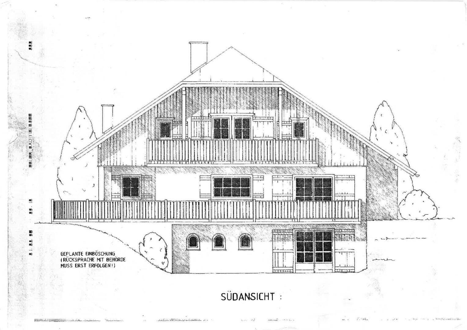Architektonische Südansicht des Hauses mit Satteldach, Balkonen und Fensterläden.