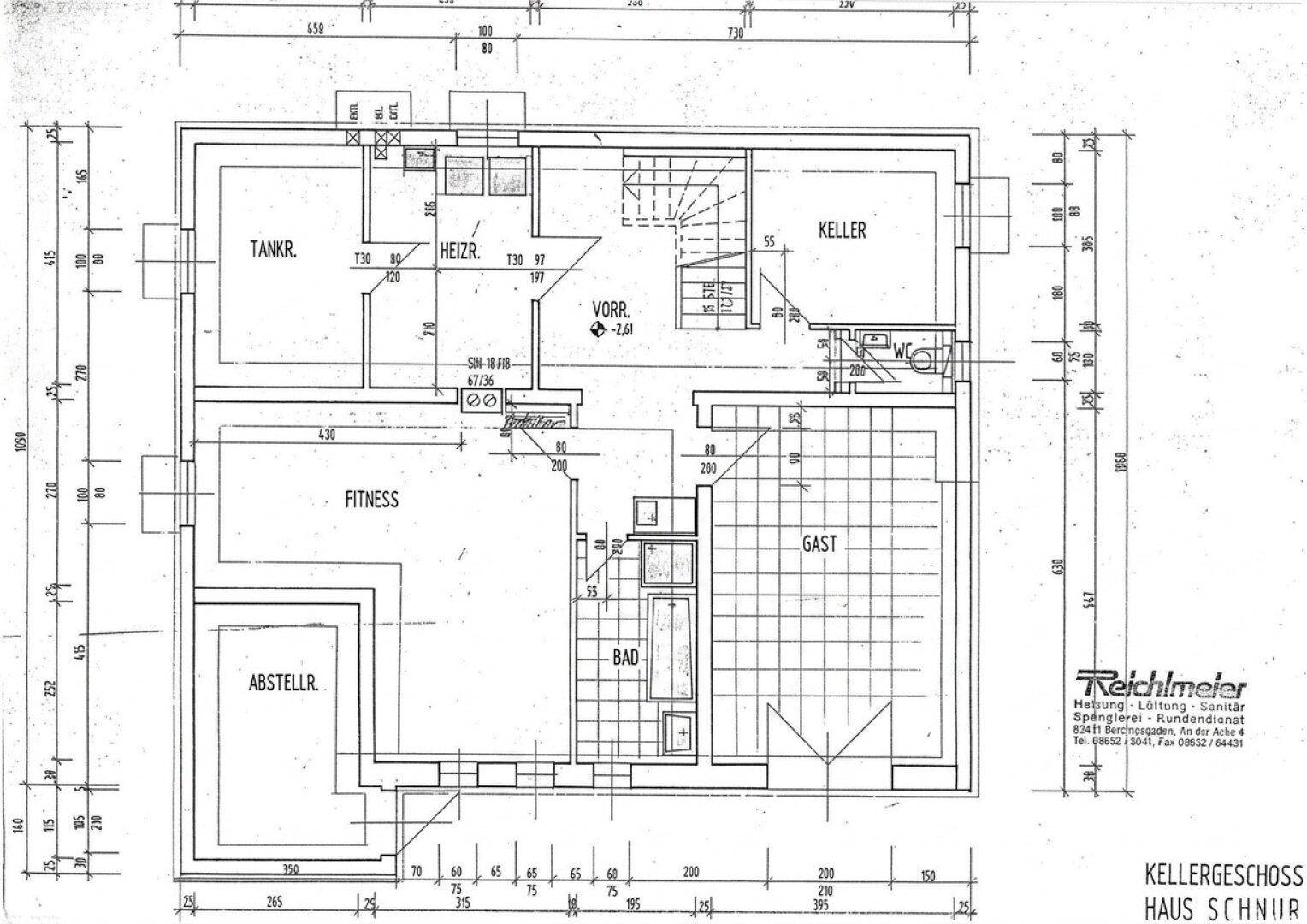 Grundriss des Kellergeschosses mit Fitnessbereich, Gästezimmer, Bad und Abstellräumen.