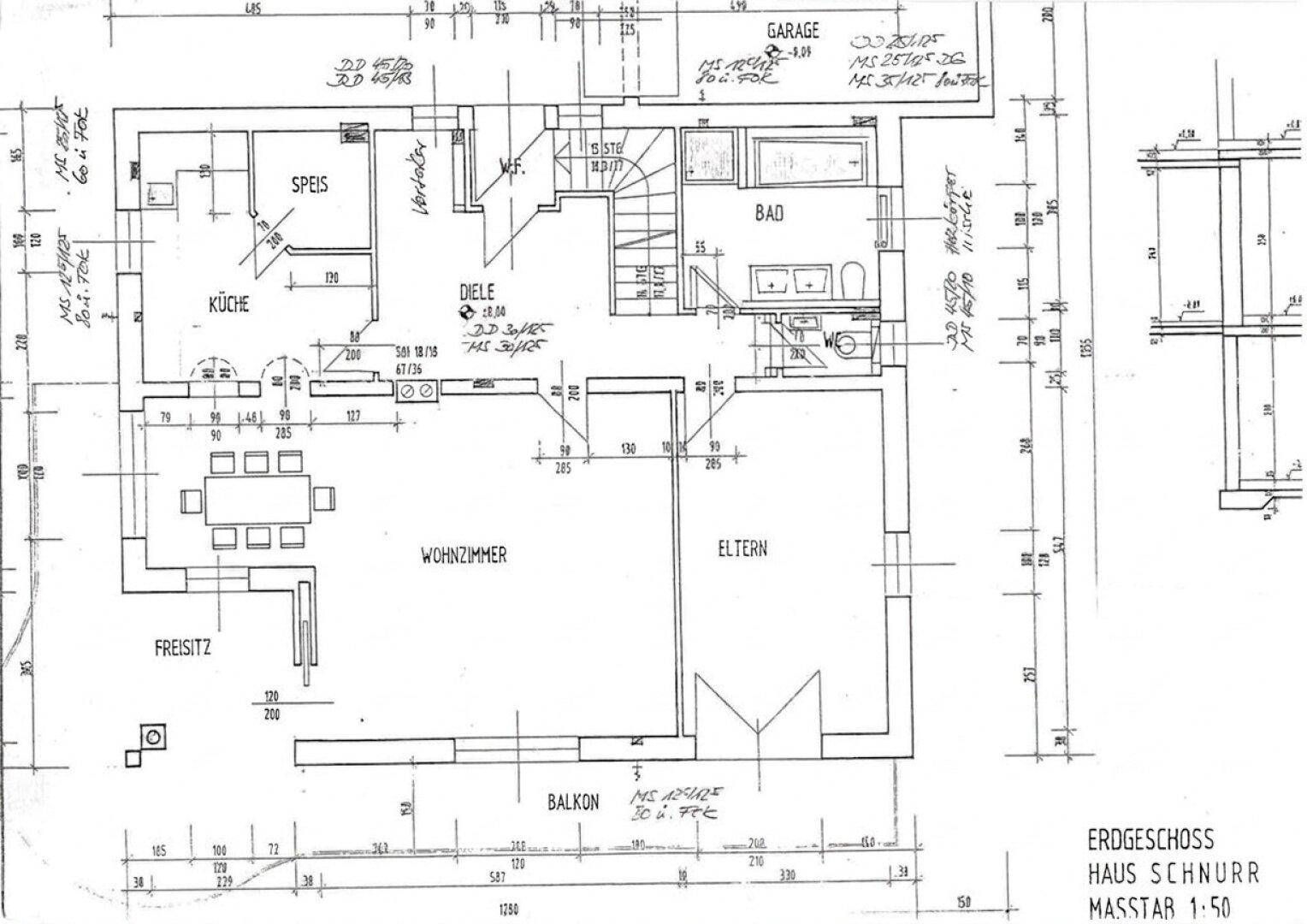 Grundriss des Erdgeschosses mit Wohnzimmer, Küche, Bad, separatem WC und Balkon.