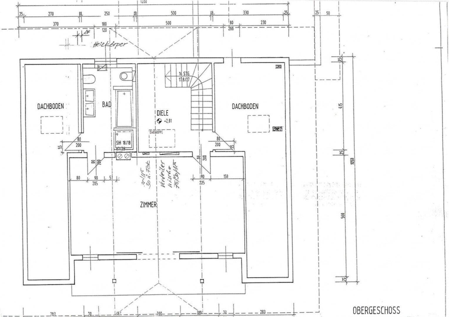 Grundriss des Obergeschosses mit Zimmern, Bad und Dachbodenbereichen.