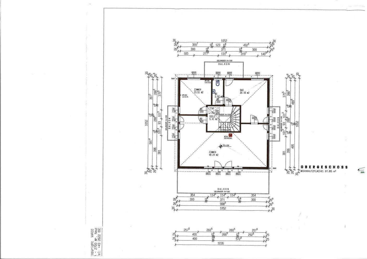 Grundriss des Obergeschosses mit Schlafzimmern, Bädern und direktem Zugang zu einem Balkon.