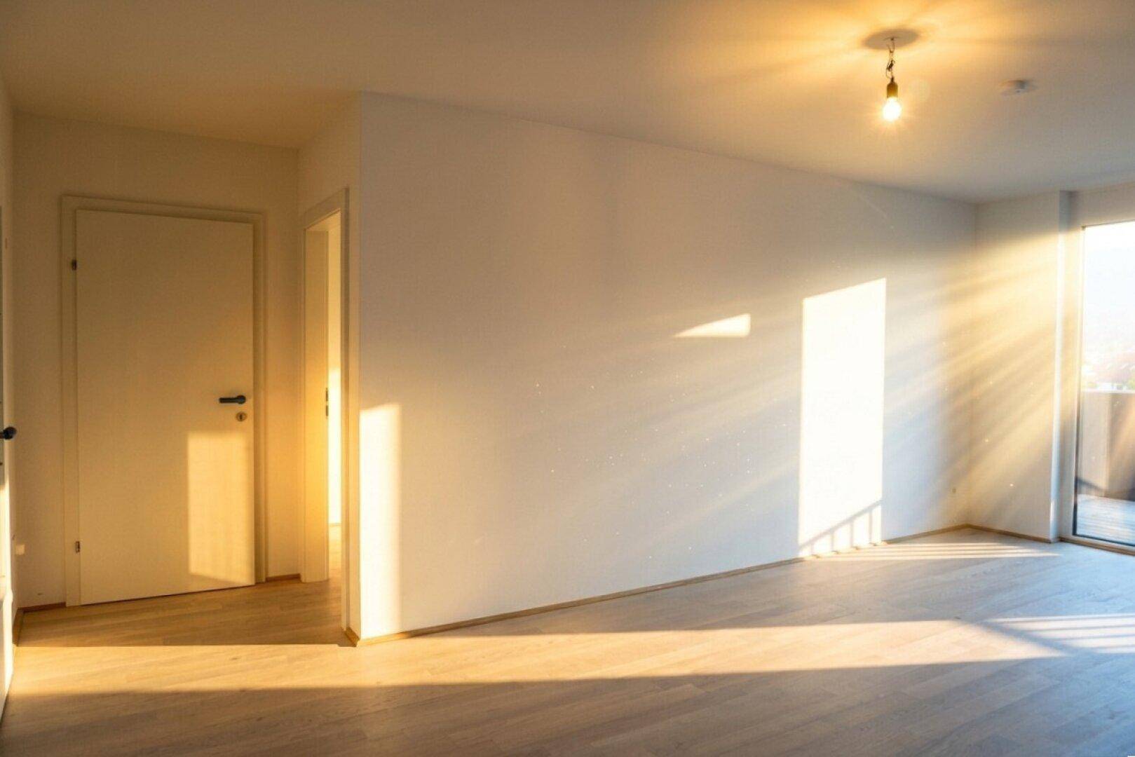 Lichtdurchfluteter Wohnbereich mit Holzboden und sonnigen Lichtreflexen durch große Fenster.