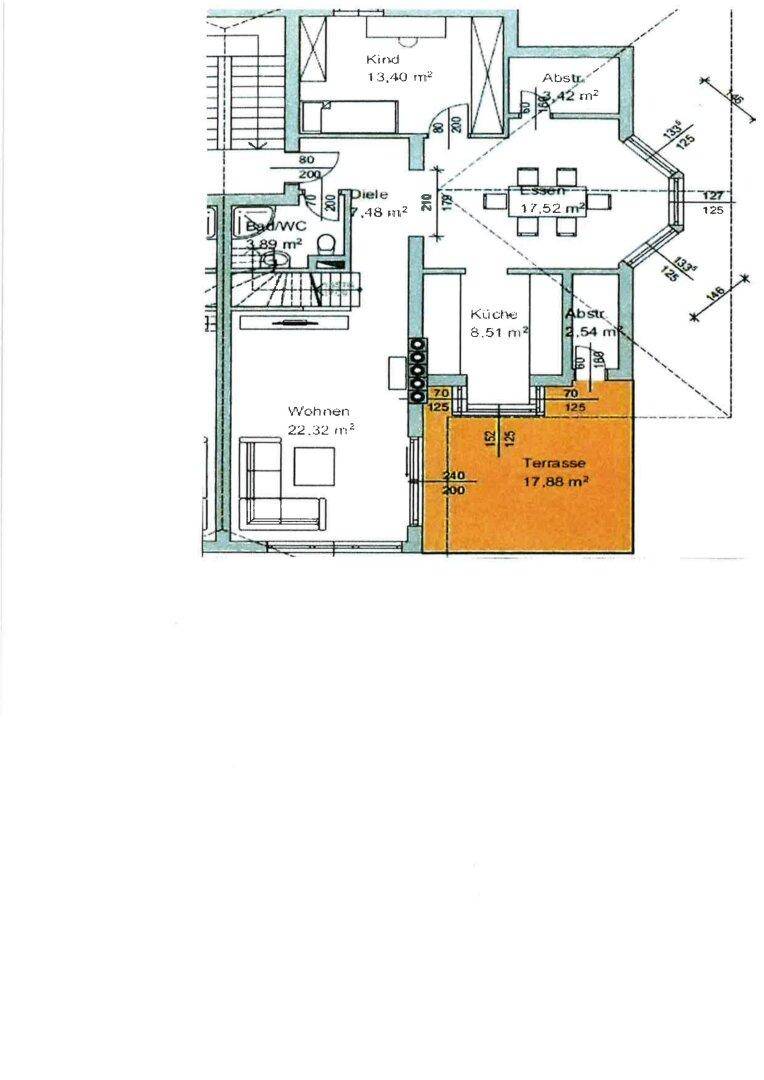 Grundriss des Erdgeschosses mit Wohnzimmer, Küche, Essbereich und Terrasse.