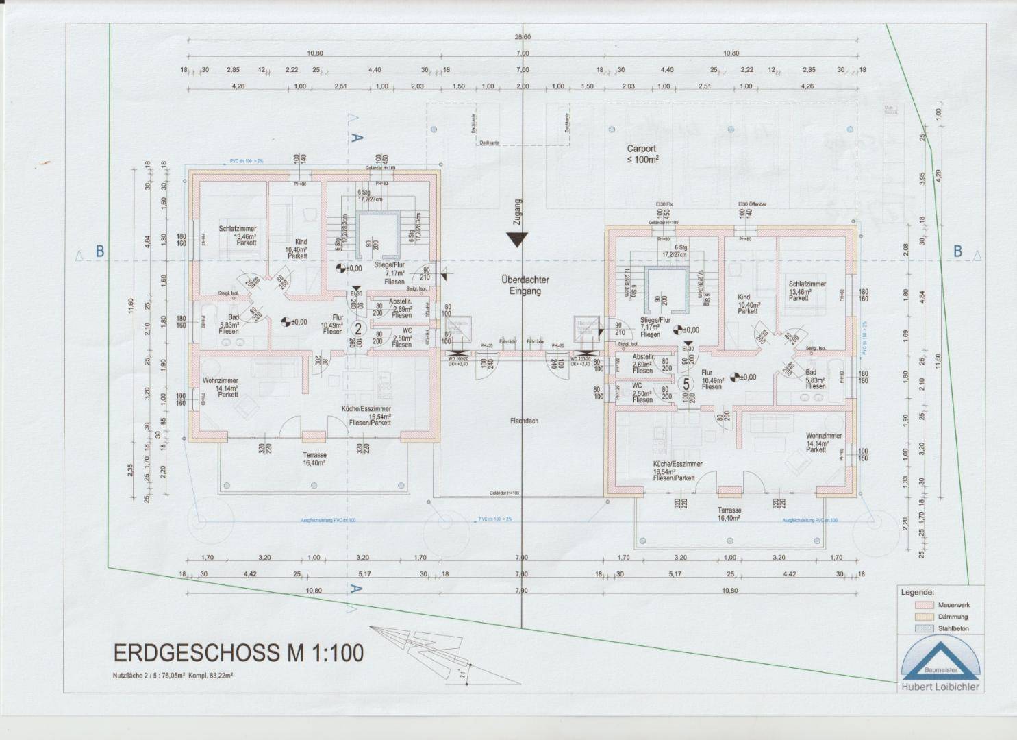 Grundriss des Erdgeschosses mit zwei Wohneinheiten, Terrassen und Carport-Zugang.
