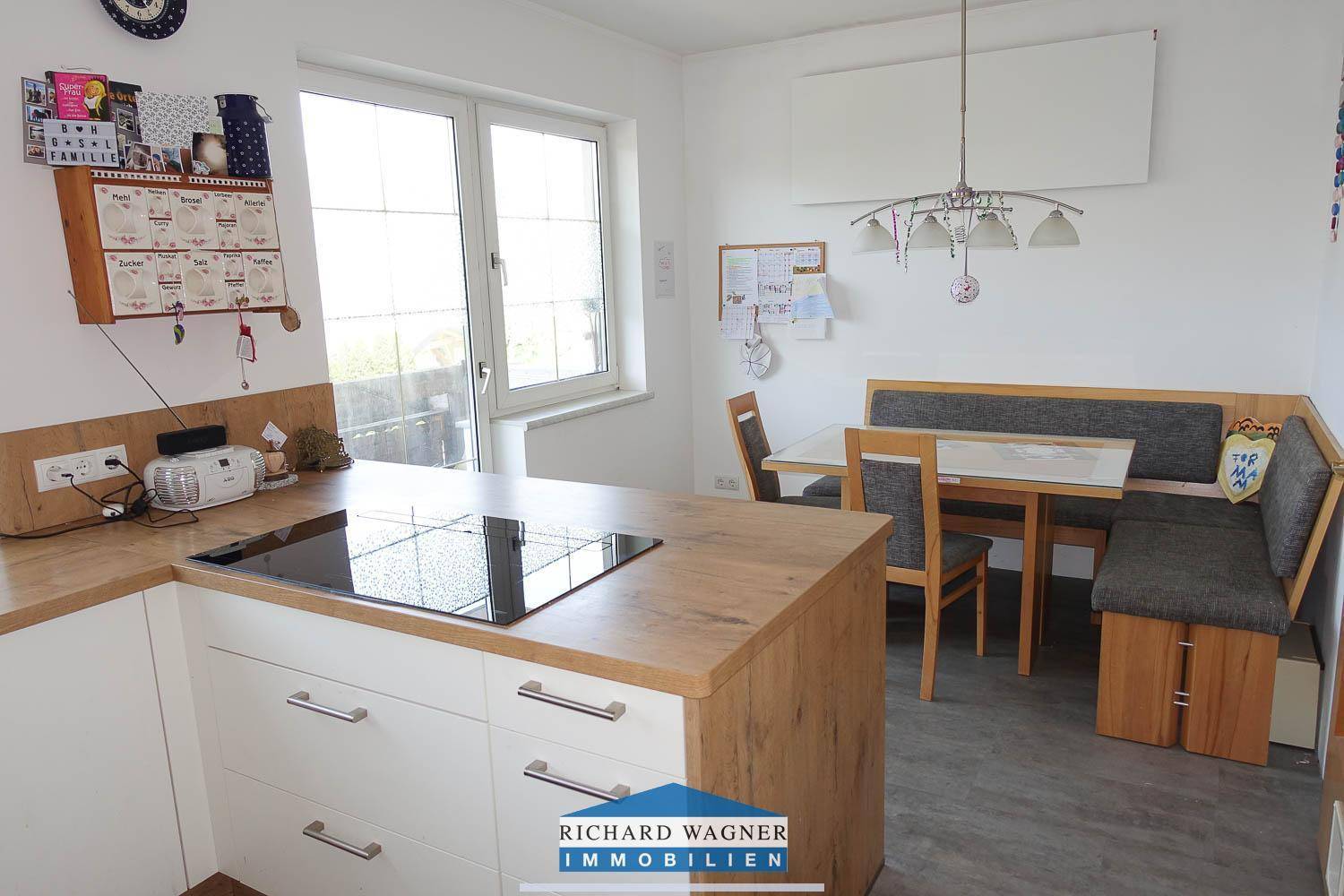 Gemütlicher Essbereich in der Küche mit Eckbank und Tisch, ideal für Familienfrühstück.