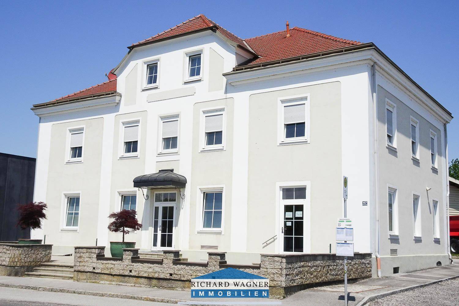 Ansicht des Gebäudes von vorne mit gepflegter Fassade und traditioneller Architektur.