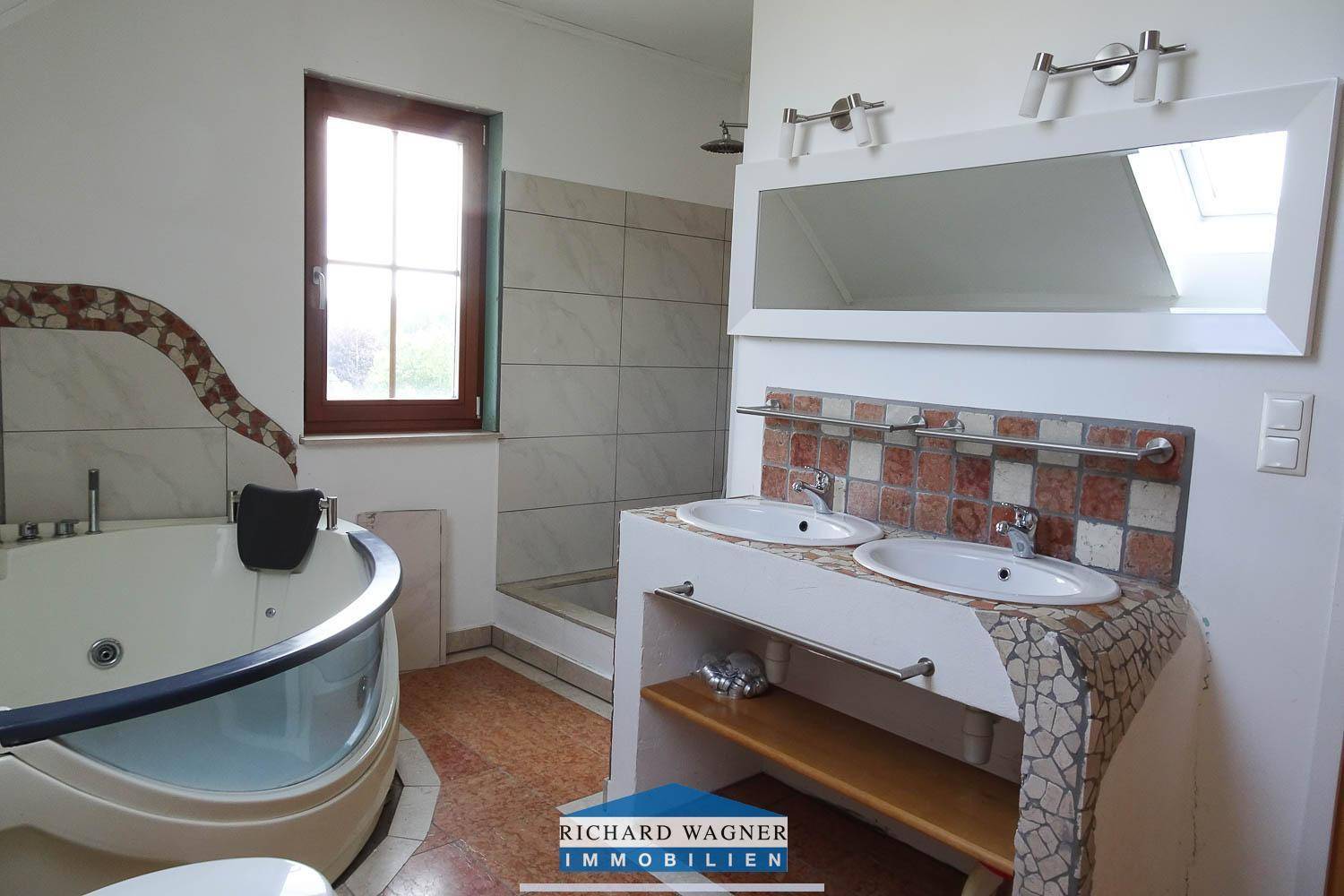Geräumiges Badezimmer mit Eck-Whirlpool, Doppelwaschbecken und einer separaten Dusche.