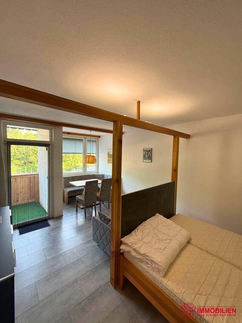 Heller Wohnbereich mit Essnische und direktem Zugang zum Balkon.