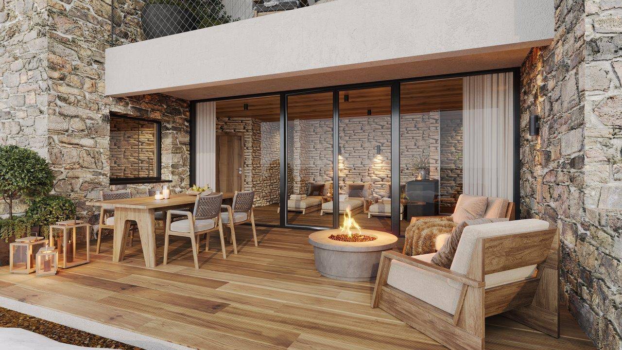 Große Holzterrasse mit Sitzgelegenheiten, Feuerstelle und Steinmauer, ideal für entspannte Abende im Freien.