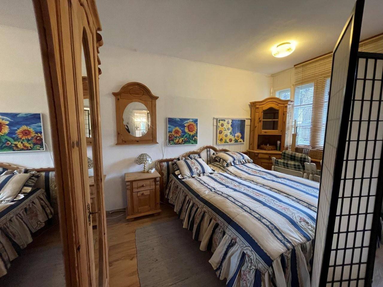 Gemütliches Schlafzimmer mit zwei Einzelbetten, Holzmöbeln und traditioneller Dekoration.