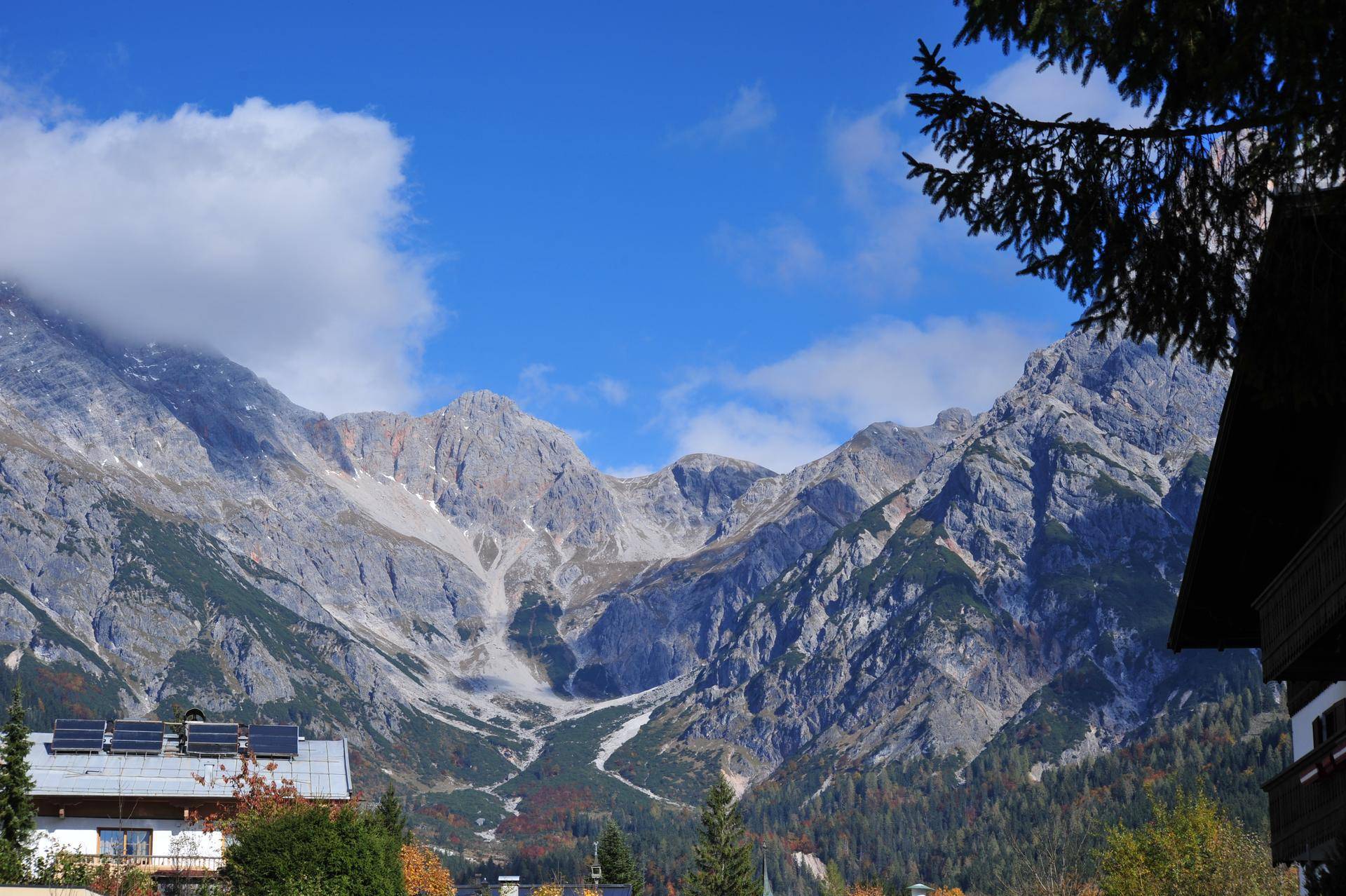 Spektakulärer Blick auf die majestätischen Alpenberge und die umliegende Naturlandschaft.
