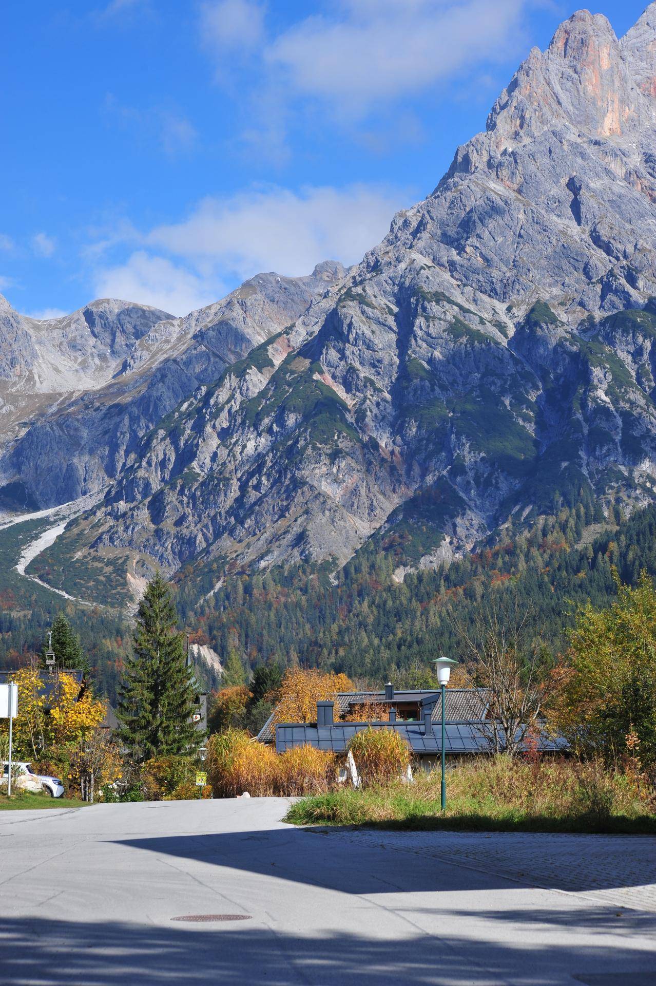 Weitläufiger Blick auf die beeindruckende Bergwelt und die ländliche Umgebung.