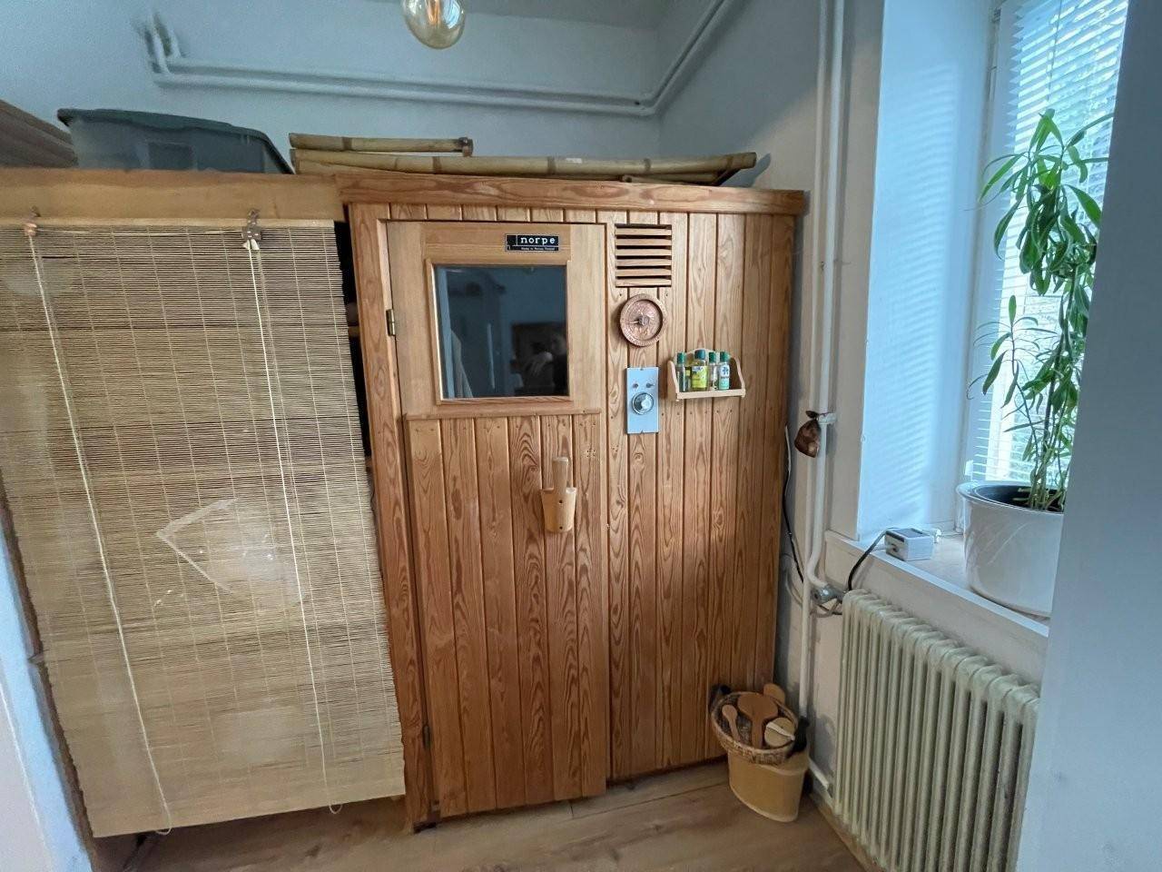 Private Sauna mit Holzverkleidung und Fenster für entspannende Momente.