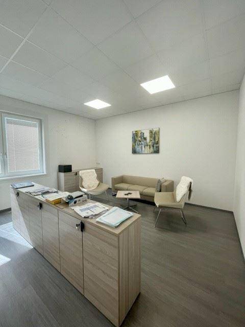 Gemütlicher Bürobereich mit Sofa, Sesseln und einem niedrigen Tisch, ideal für Pausen oder informelle Treffen.