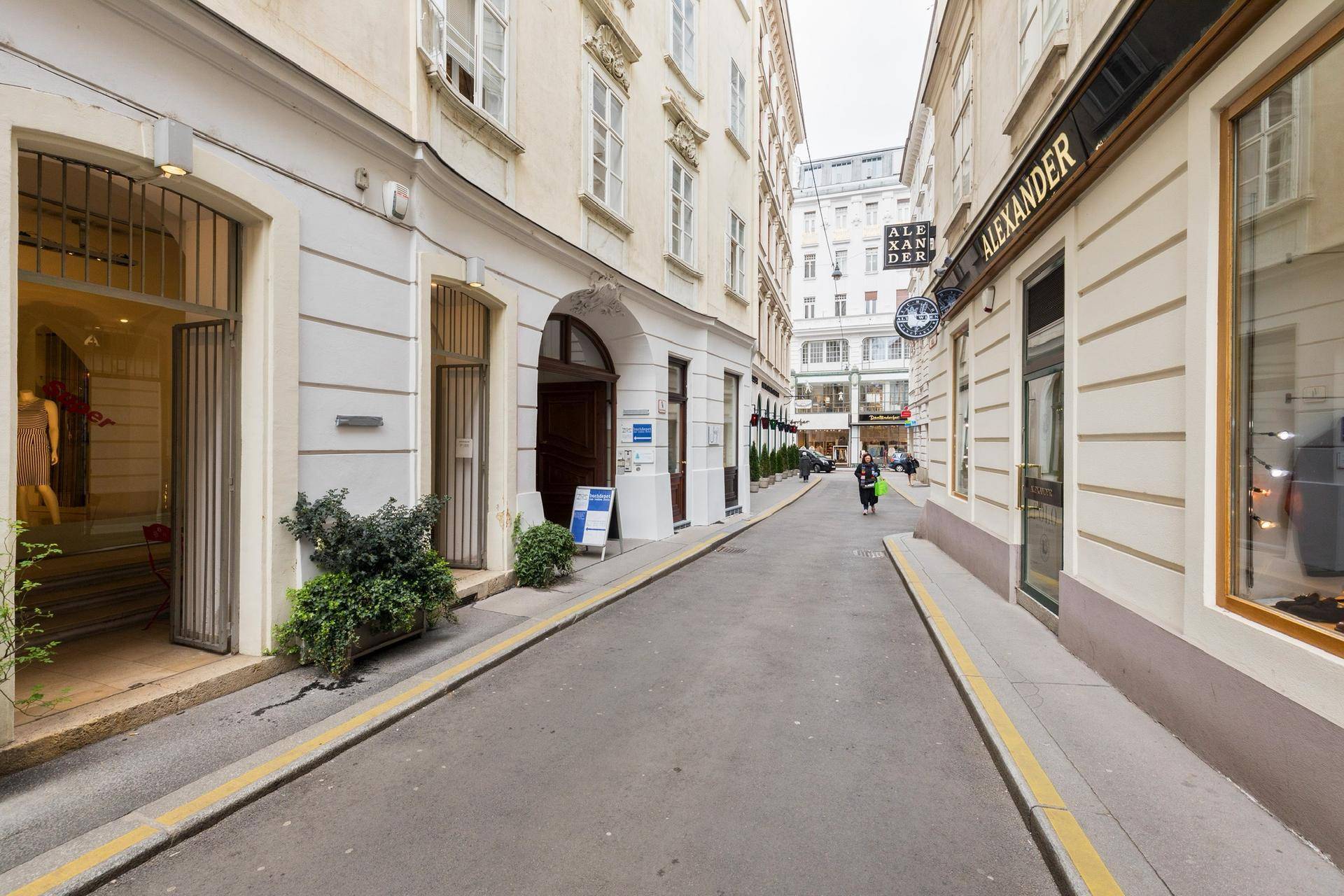Historische Gasse in der Stadt mit charmanten Gebäuden und Geschäften.