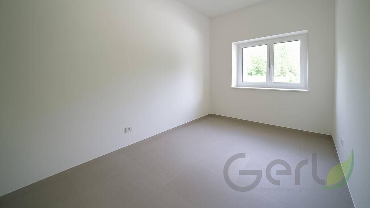 Heller, leerer Raum mit hellem Boden und Fenster, vielseitig nutzbar als Schlaf- oder Arbeitszimmer.