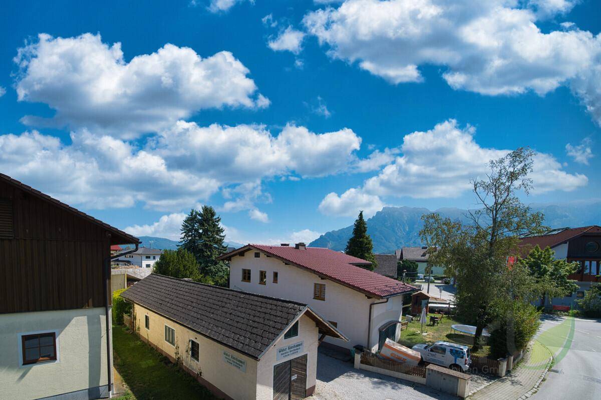 Malerischer Blick auf die umliegende Nachbarschaft mit Häusern und Bergen im Hintergrund.