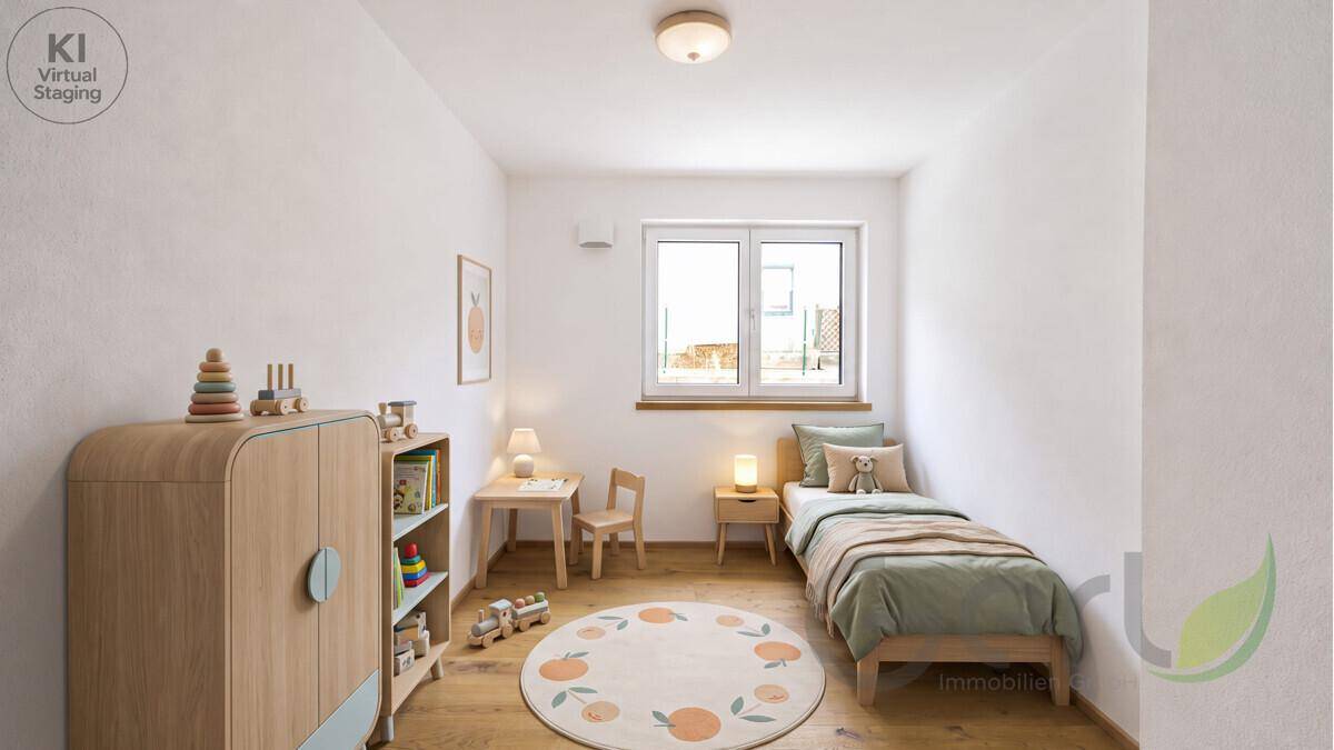 Freundliches Kinderzimmer mit Holzboden, hellem Fenster und kindgerechter Einrichtung.
