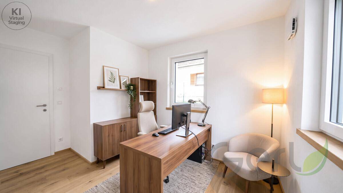 Modernes Arbeitszimmer mit Holzboden, großem Fenster und funktionaler Büroeinrichtung.