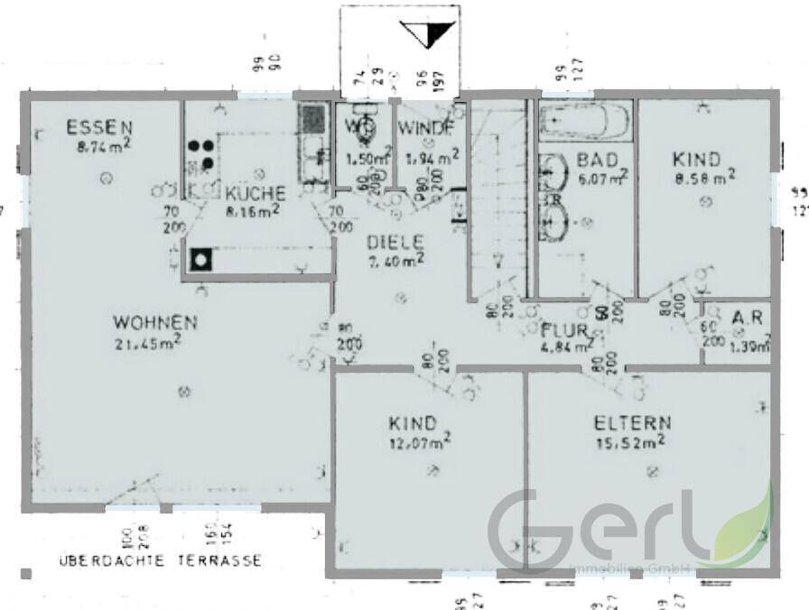 Grundriss des Erdgeschosses mit Wohn-, Ess- und Küchenbereich sowie drei Schlafzimmern und überdachter Terrasse.
