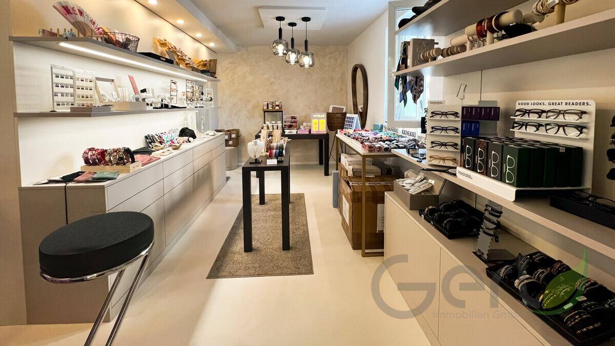 Moderner Verkaufsbereich mit Auslagen für Accessoires und Brillen, minimalistisches Design.