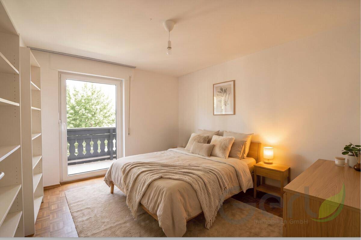 Helles Schlafzimmer mit Zugang zum Balkon, Parkettboden und einfacher Einrichtung.