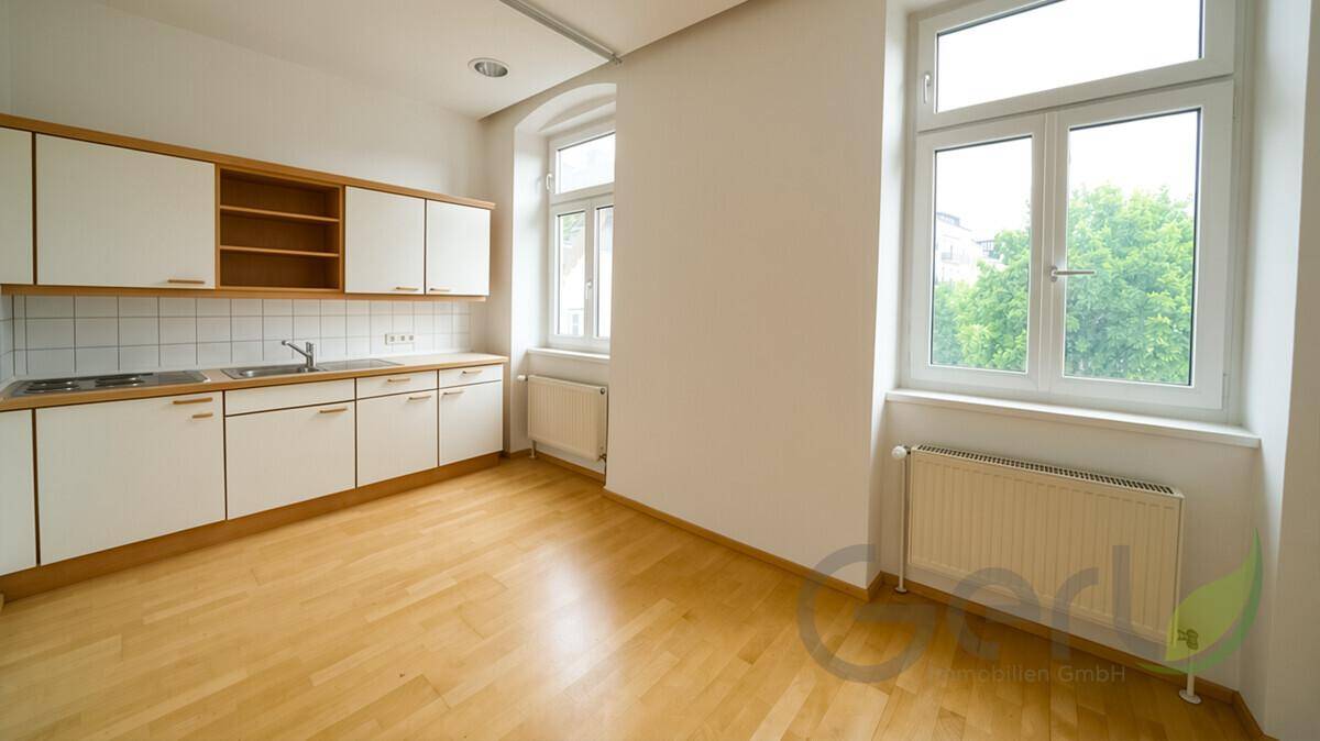 Gemütliche Loggia mit kleinem Tisch und Stühlen, ideal für entspannte Kaffeepausen im Freien.