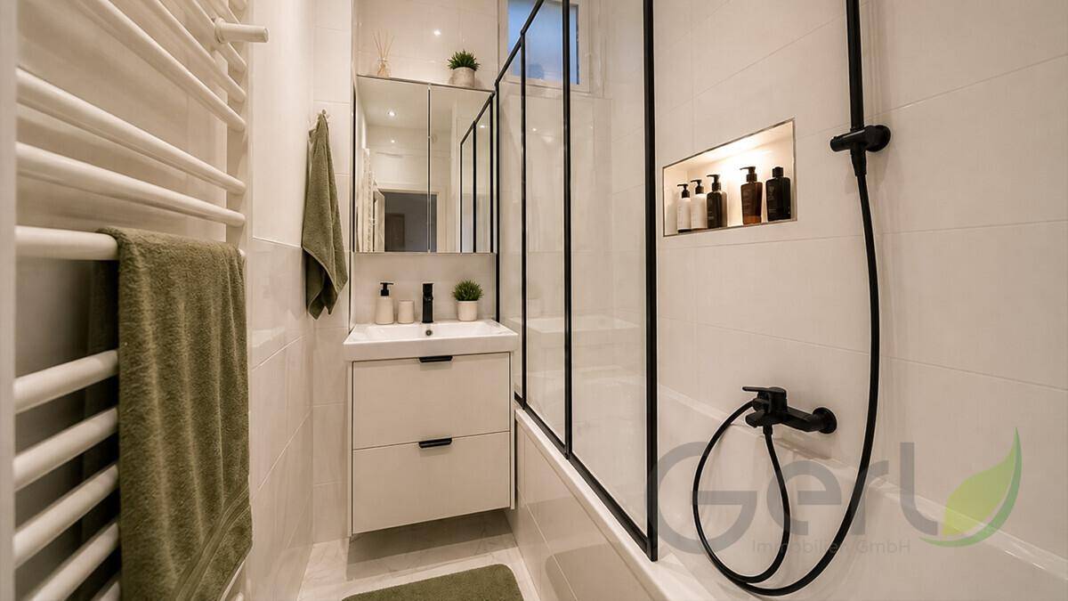 Modernes Badezimmer mit weißer Badewanne, Duschabtrennung und beheiztem Handtuchhalter.