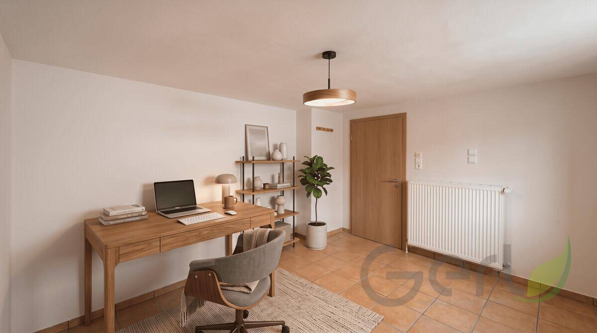 Funktionales Arbeitszimmer mit Holzschreibtisch, Regal und Terrakottafliesenboden.