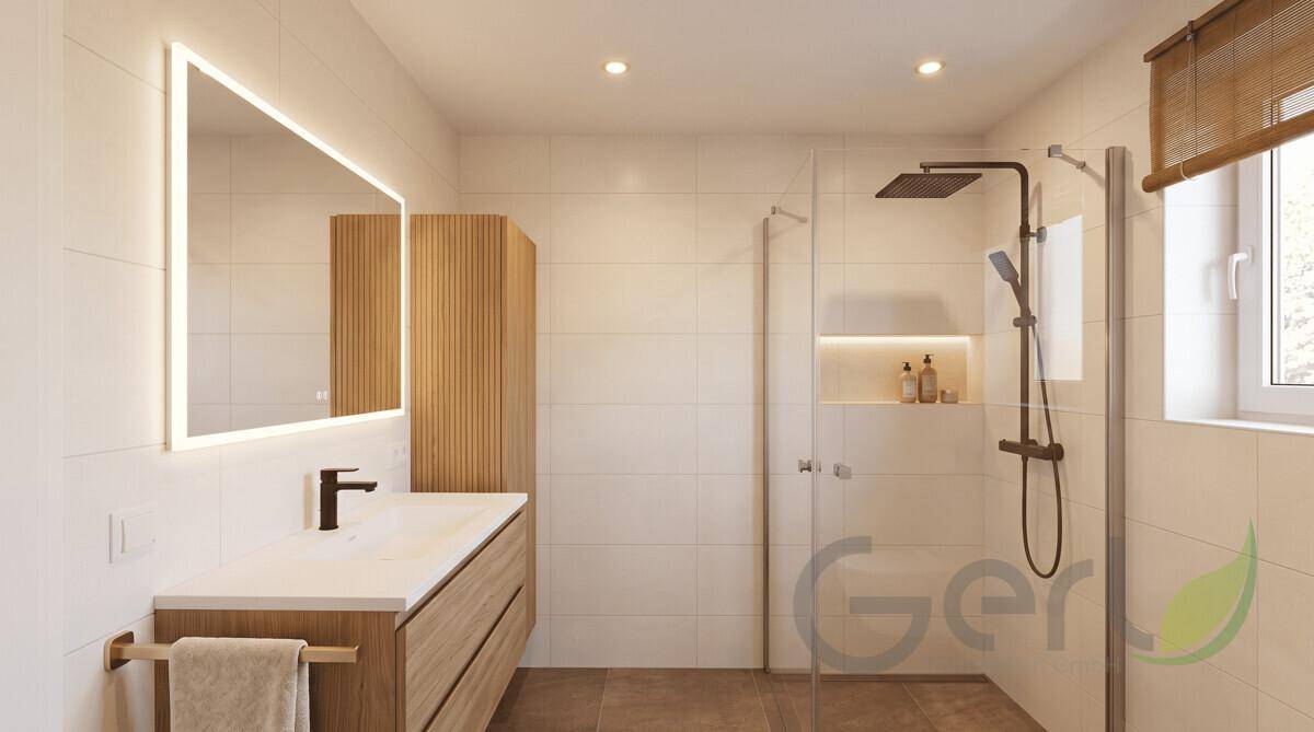 Modernes Badezimmer mit ebenerdiger Dusche, Einzelwaschbecken und Fenster für Tageslicht.