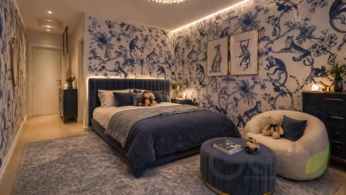Kinderzimmer mit verspielter Tapete, blauem Bett und gemütlichem Sitzsack.