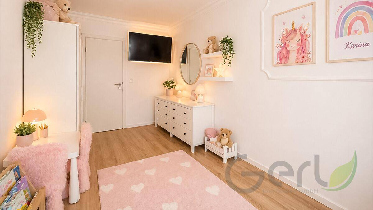 Freundliches Kinderzimmer mit rosa Teppich, Kommode und Wanddekoration in Pastellfarben.