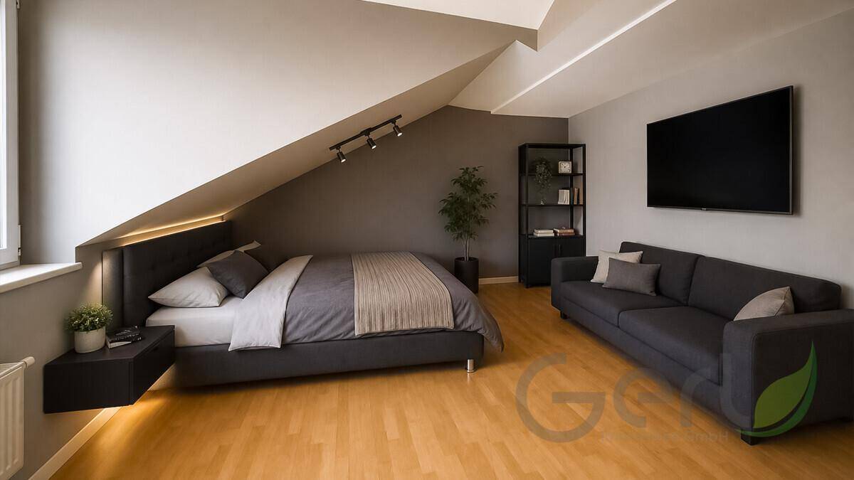 Modernes Schlafzimmer im Dachgeschoss mit schräger Decke, großem Bett und gemütlichem Sofa.