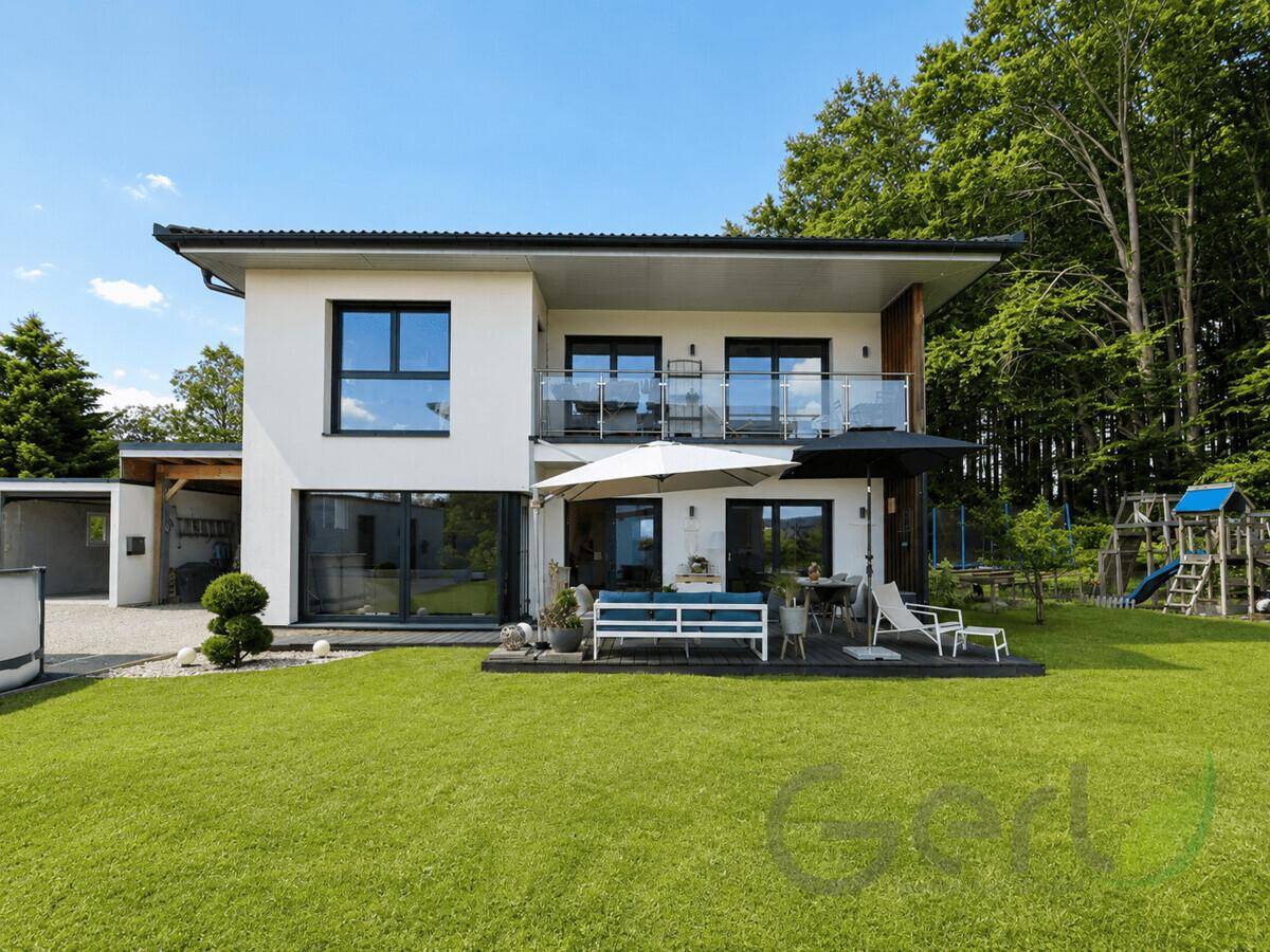 Modernes Einfamilienhaus mit großem Garten, Spielplatz und Doppelgarage.