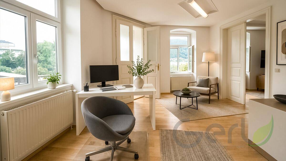 Heller, leerer Raum mit Holzboden, weißen Wänden und großen Fenstern, bietet vielseitige Nutzungsmöglichkeiten.
