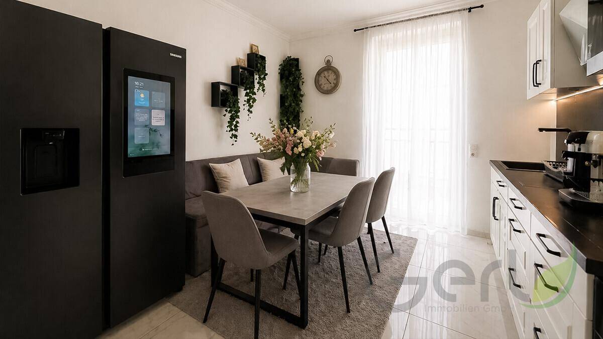 Moderne Wohnküche mit schwarzem Samsung Family Hub Kühlschrank und Essbereich für die ganze Familie.