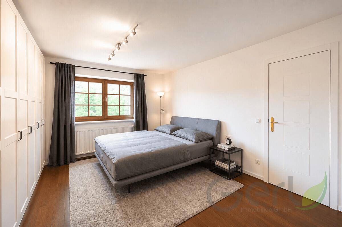 Gemütliches Schlafzimmer mit Doppelbett, Einbauschränken und Holzboden.