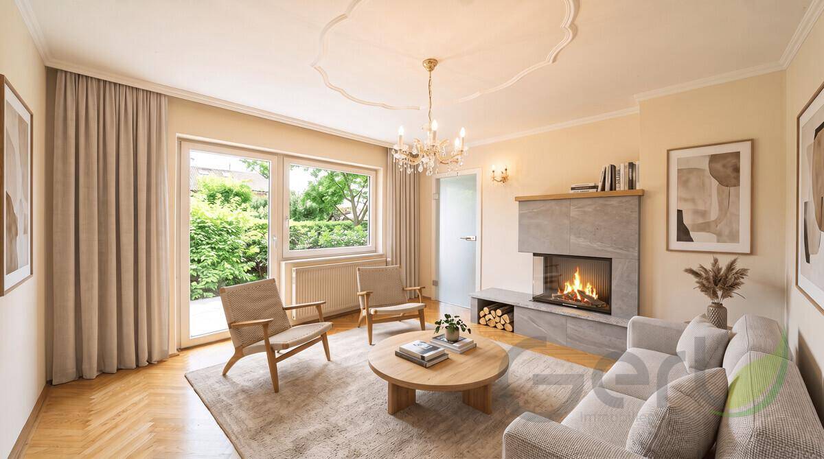 Helles Wohnzimmer mit modernem Kamin, Parkettboden und Blick ins Grüne.