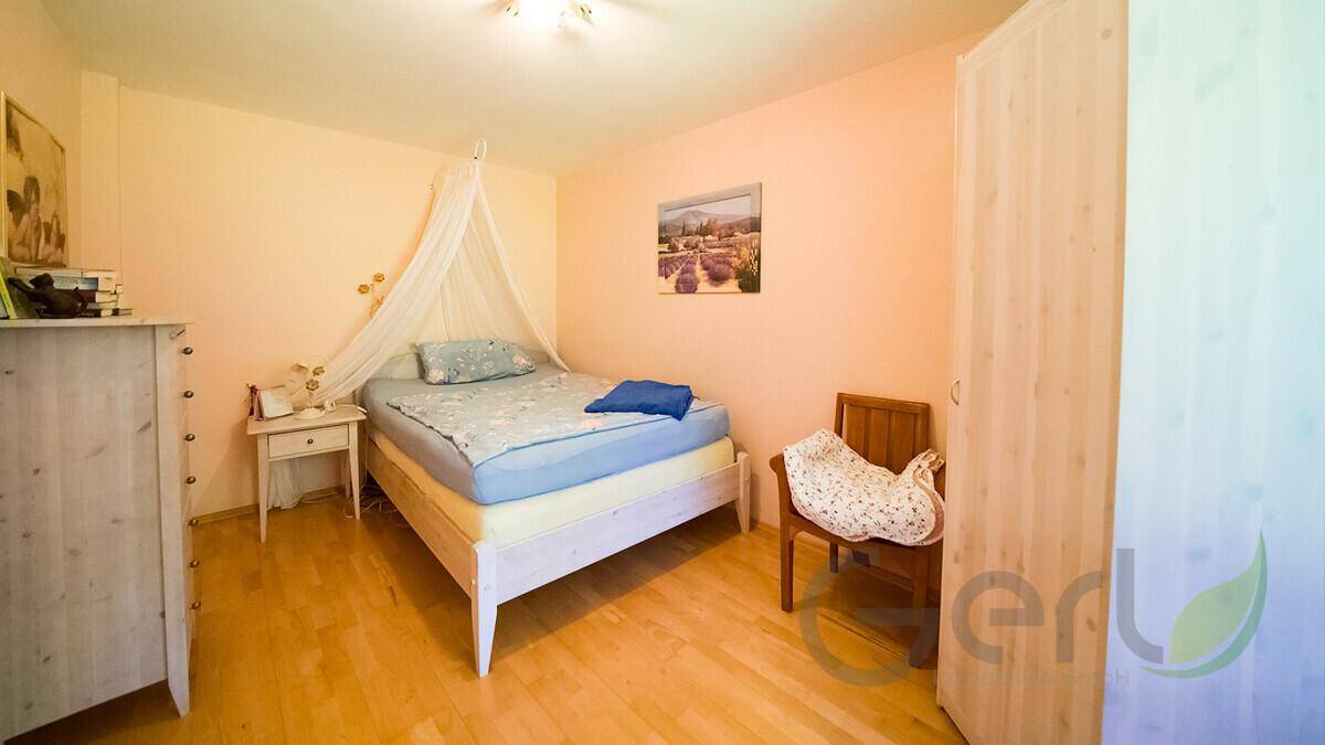 Helles Schlafzimmer mit Einzelbett, hellem Holzmobiliar und freundlicher Atmosphäre.