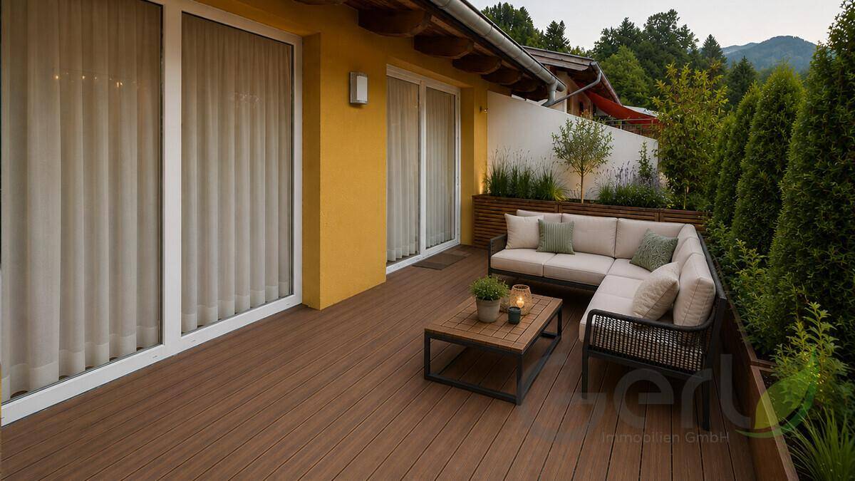 Geräumige Terrasse mit Lounge-Möbeln, Pflanzen und direktem Zugang zum Haus.