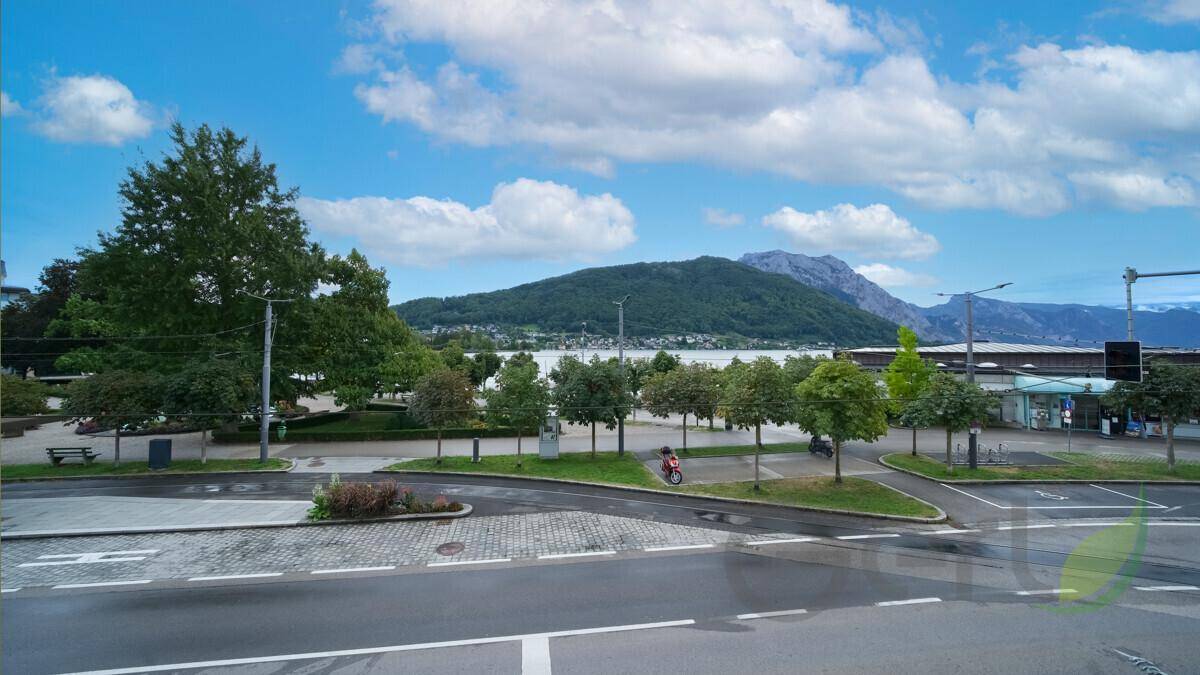 Geräumiger Ess- oder Konferenzraum mit großem Holztisch, bequemen Stühlen und Blick ins Grüne.