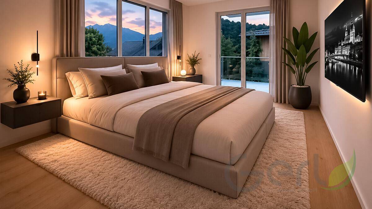 Elegantes Schlafzimmer mit großem Bett, stilvoller Beleuchtung und Bergblick am Abend.