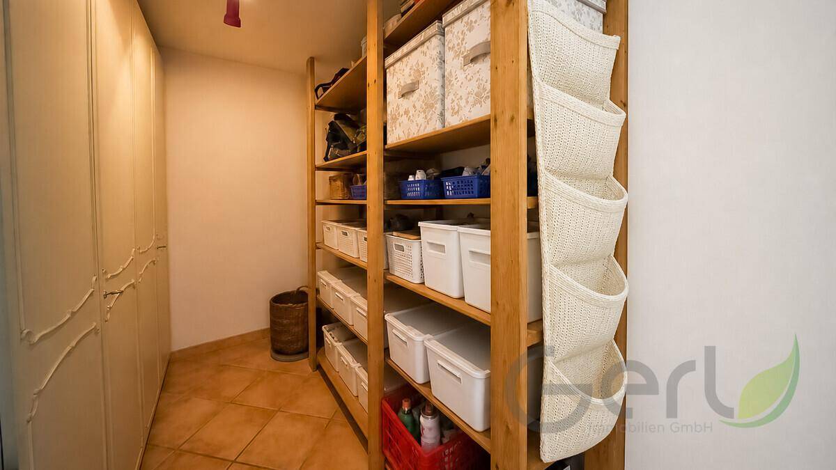 Praktischer Abstellraum mit Regalen und Einbauschränken für zusätzlichen Stauraum.