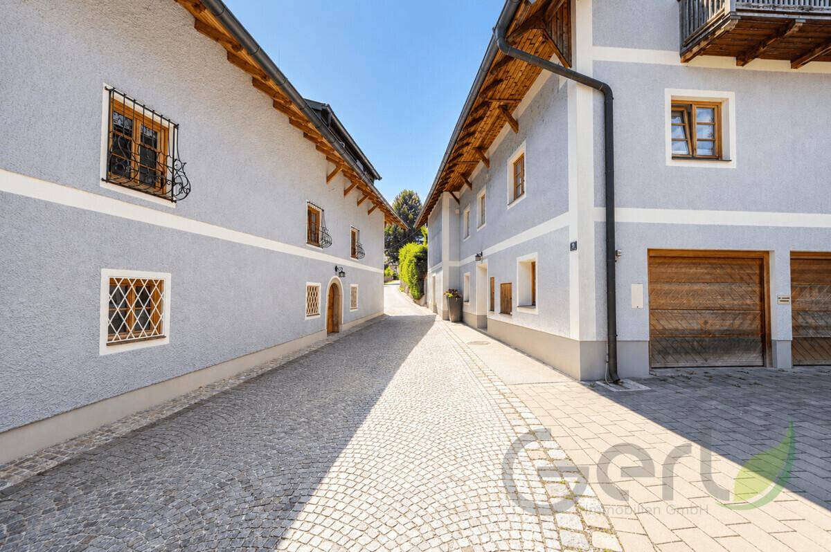 Malerische Gasse zwischen traditionellen Häusern mit gepflastertem Weg.