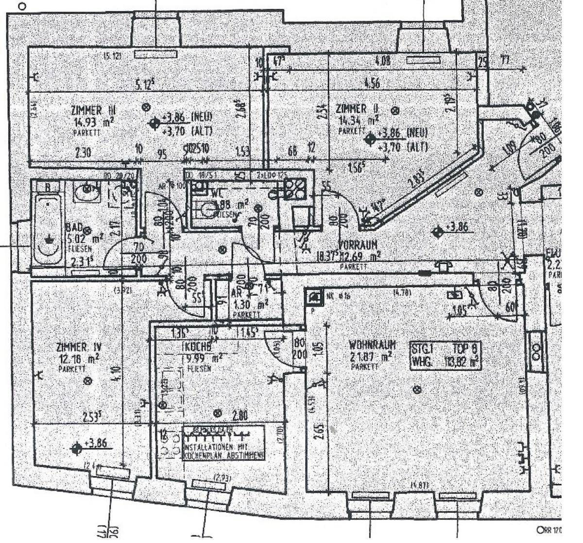 Grundriss einer Wohnung mit mehreren Zimmern, offenem Wohnbereich und Balkonzugang.